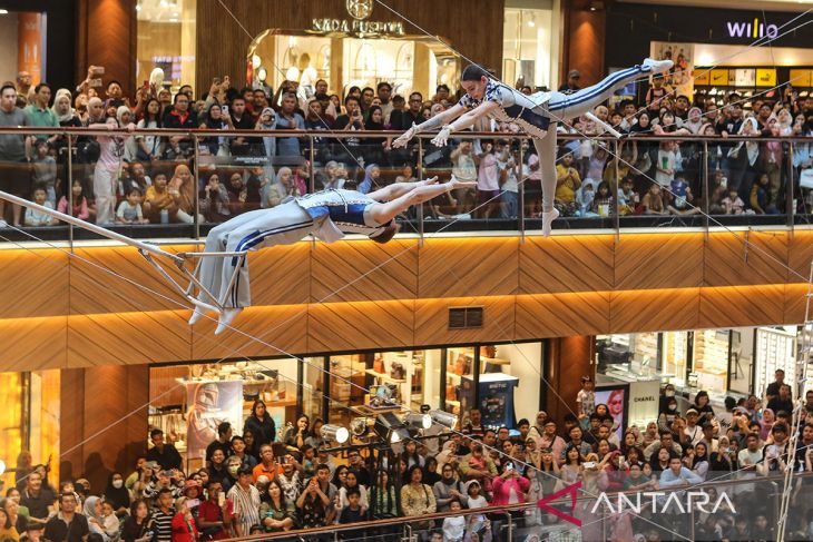 Pertunjukan Akrobatik Flying Trapeze: The Astronaut