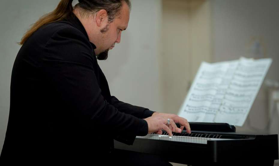 Melodias em Movimento: Clássicos Populares do Piano