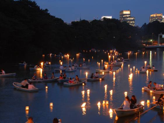 Chidorigafuchi Moat Lantern Floating Festival