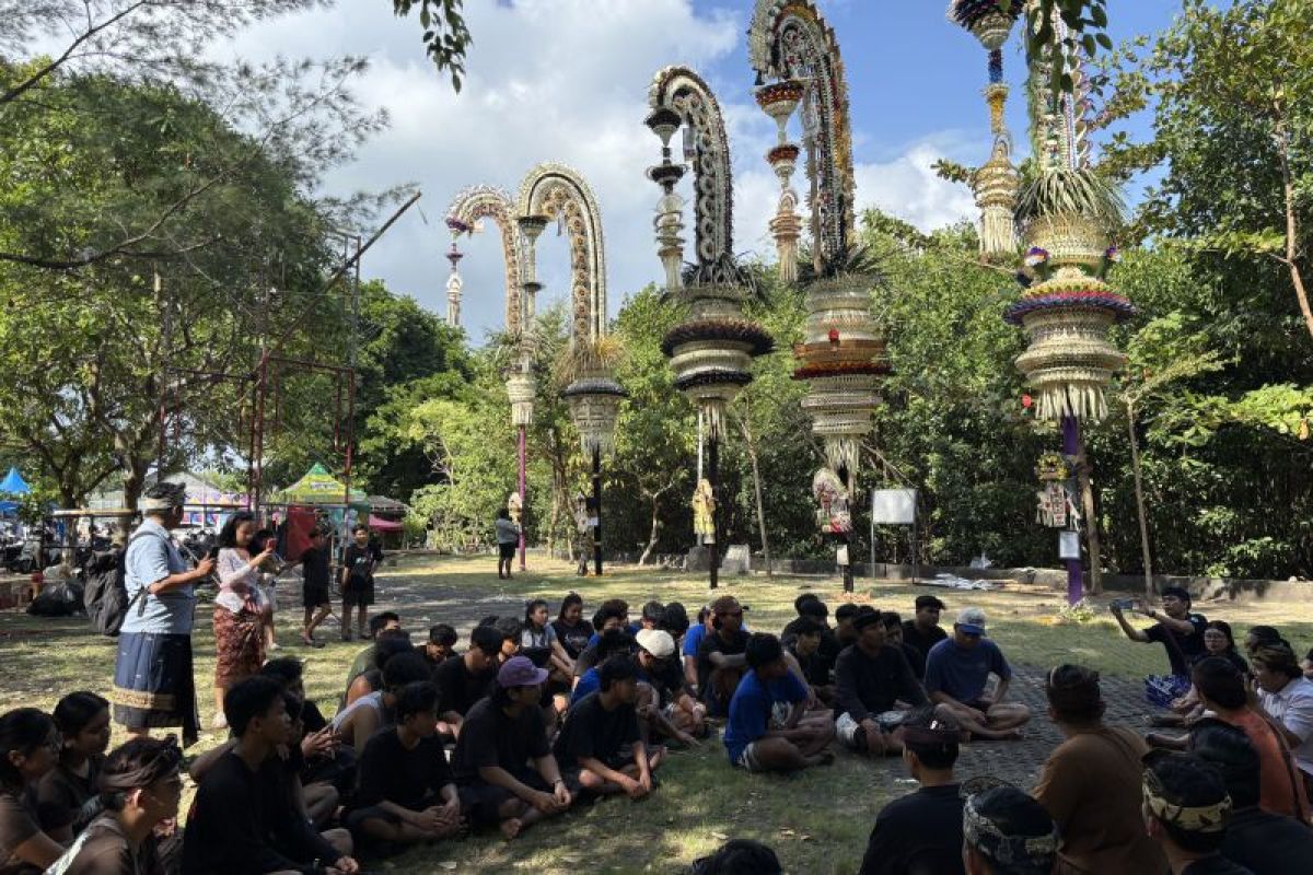 Festival Penjor Desa Serangan