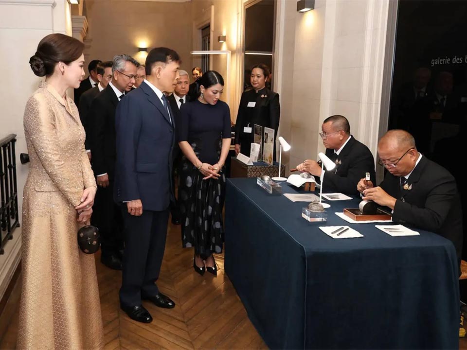 La Mode en Majesté: Haute couture et tradition à la cour de Thaïlande