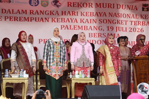 Parade Perempuan Berbusana Songket Terbanyak di Car Free Day
