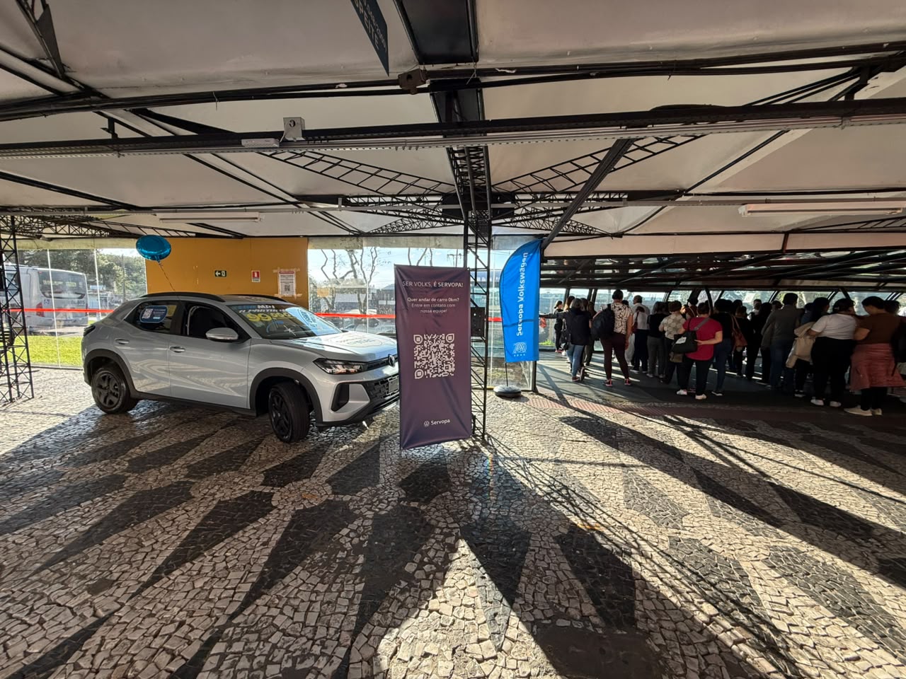 Exposição de veículos zero quilômetro nos terminais de Curitiba