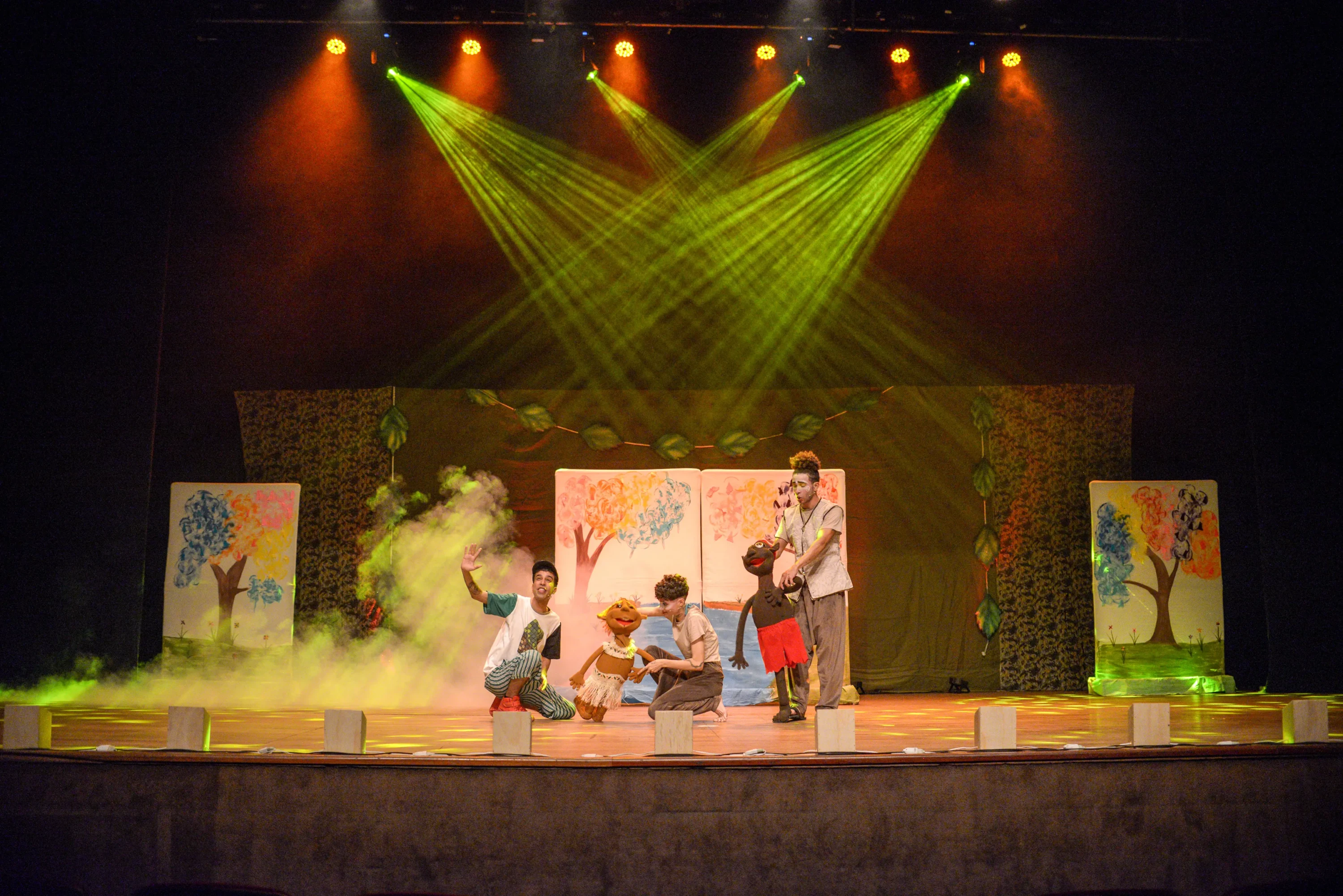 Espetáculo A Lenda do Menino Moderno (Festival Caixote da Arte)