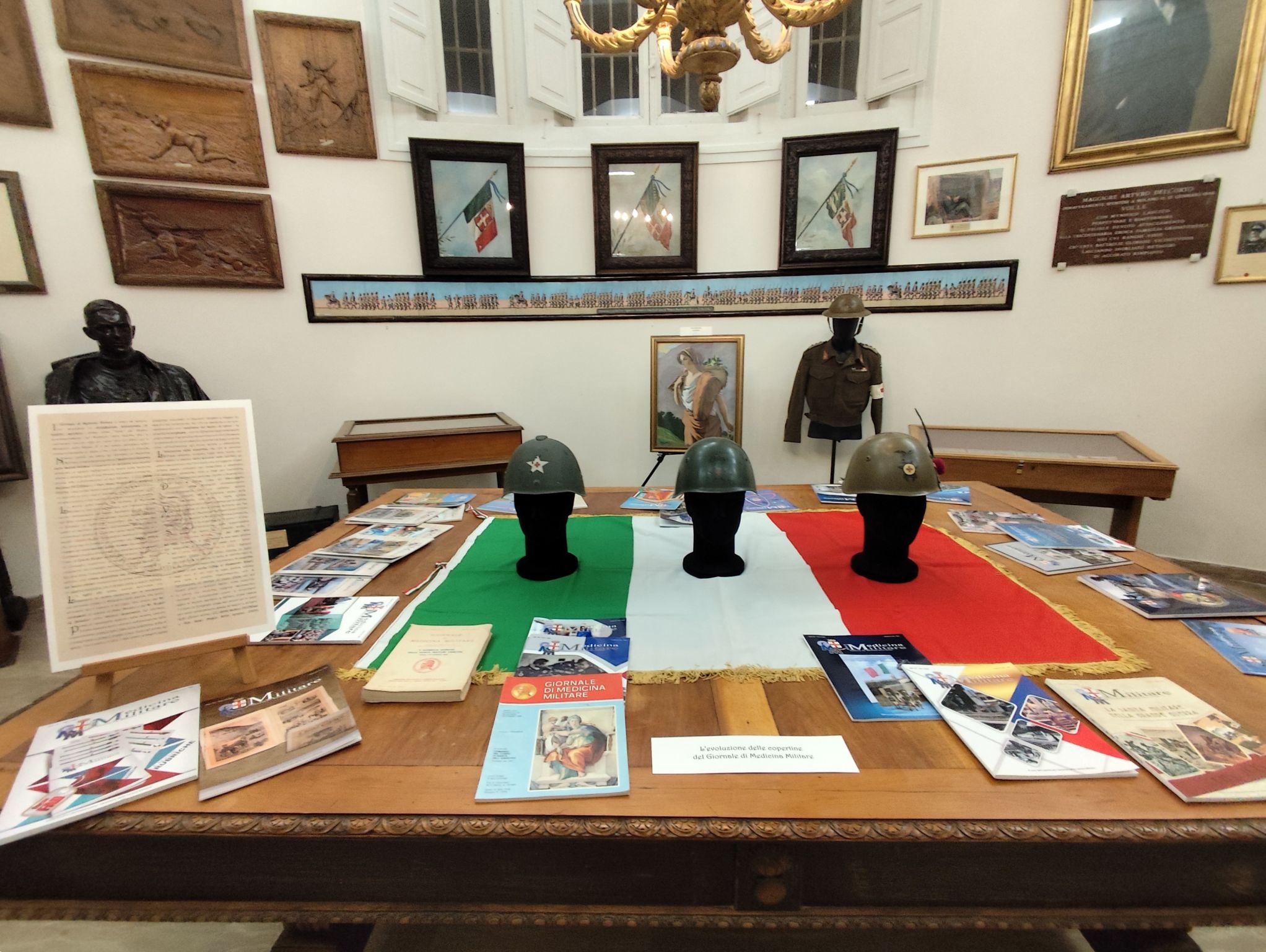 mostra delle copertine storiche del Giornale di medicina militare