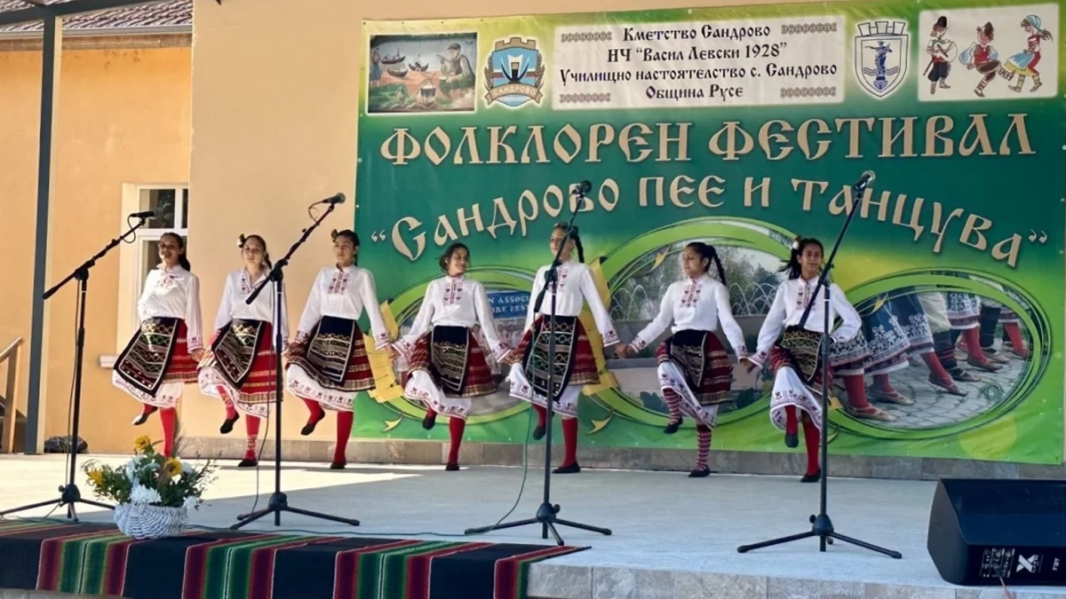 Сандрово пее и танцува
