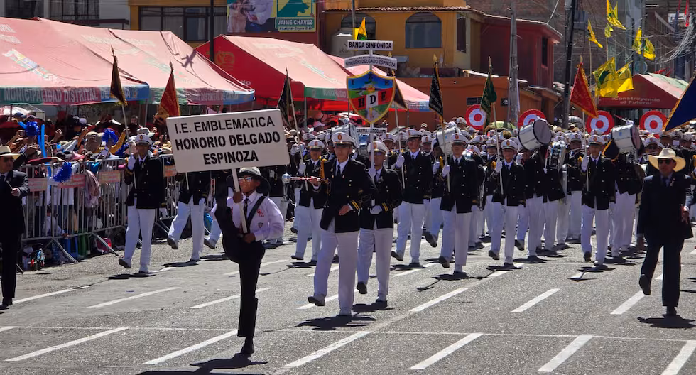 Desfile escolar en Cayma por Fiestas Patrias