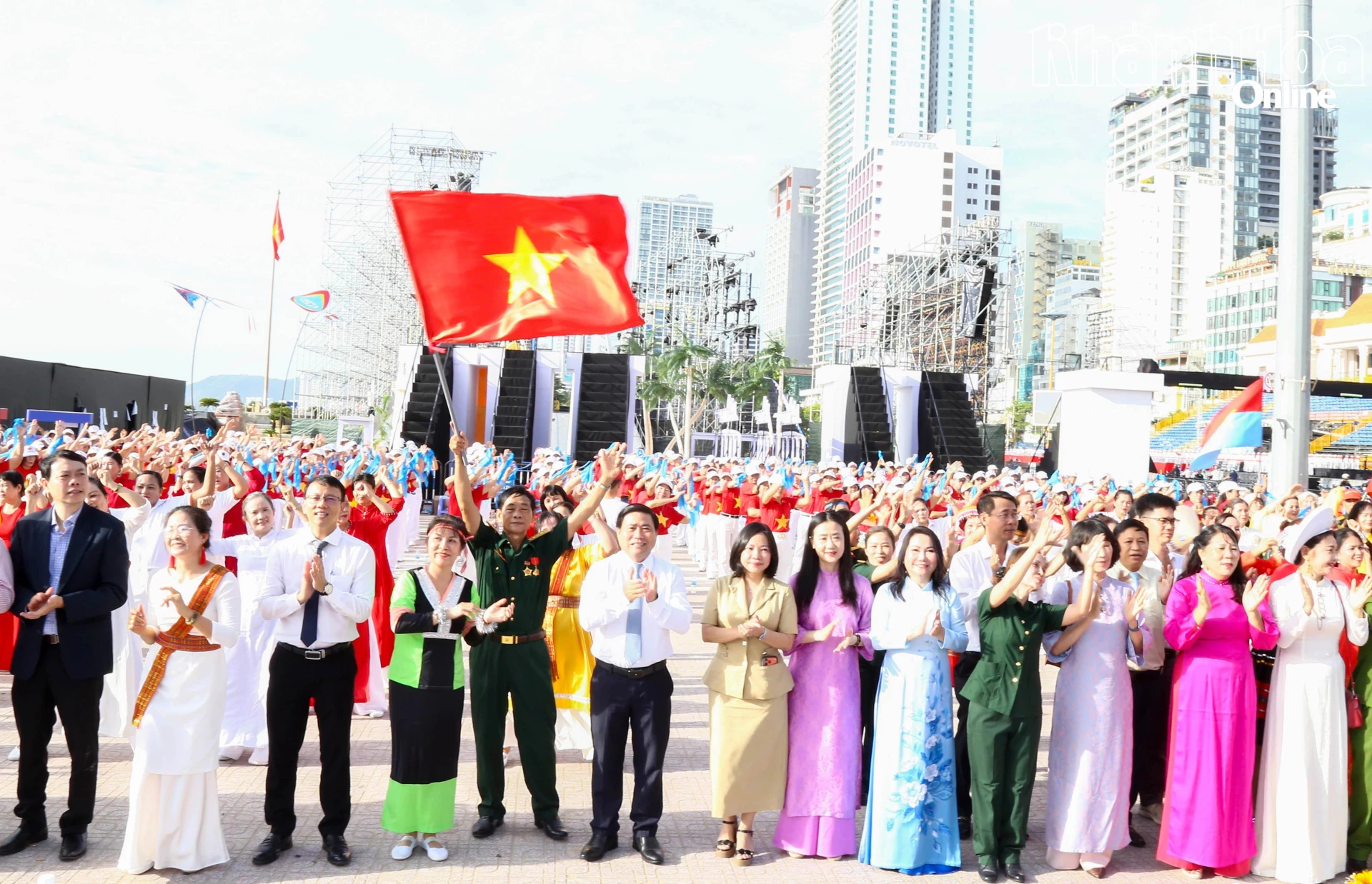 Chương trình nghệ thuật “Sắc màu biển xanh, vươn tầm quốc tế”