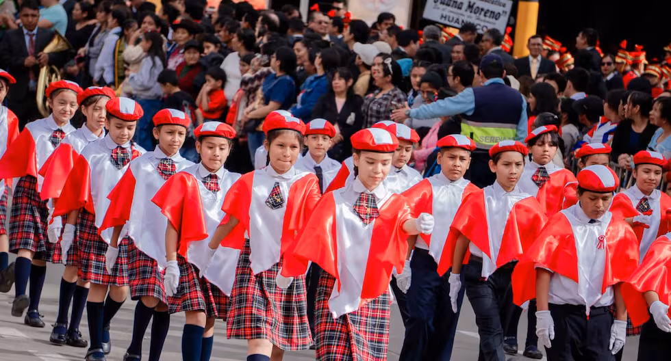 Desfile cívico escolar por Fiestas Patrias