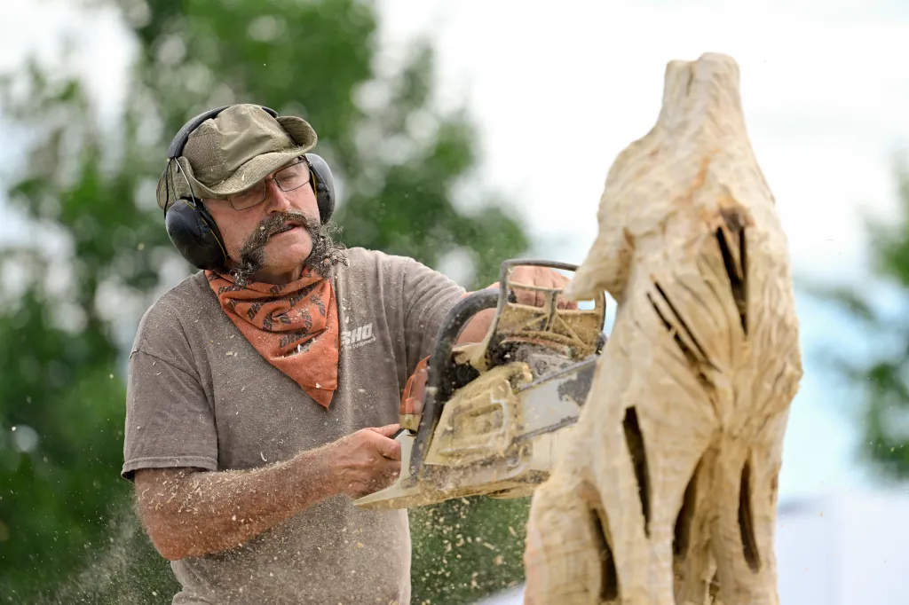 Chainsaws & Chuckwagons