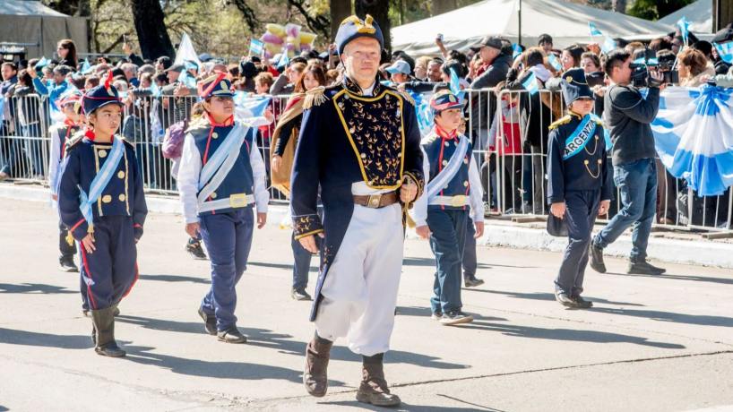 Desfile cívico-militar por el 9 de Julio