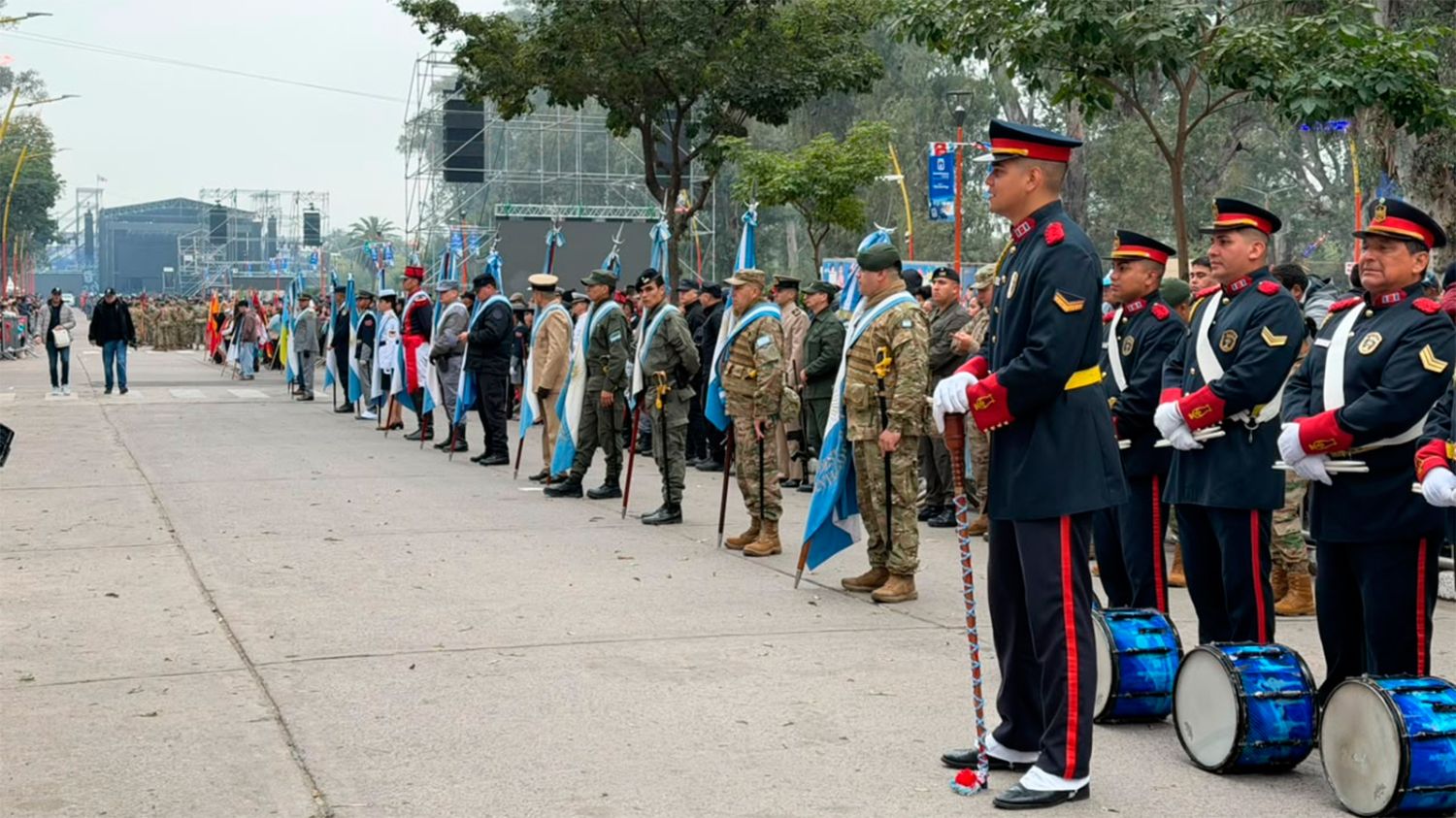 Desfile cívico-militar por el 473° aniversario de Santiago del Estero