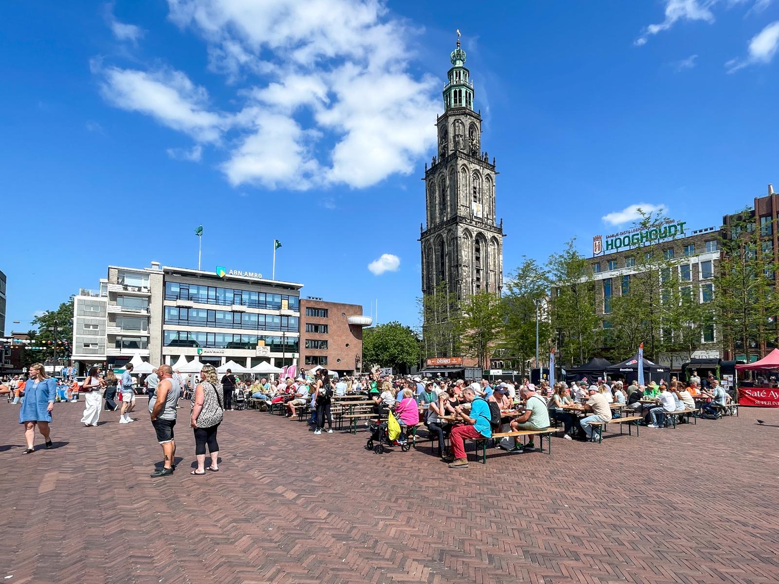 Feest bij Poelebrug tijdens Groningse 4daagse