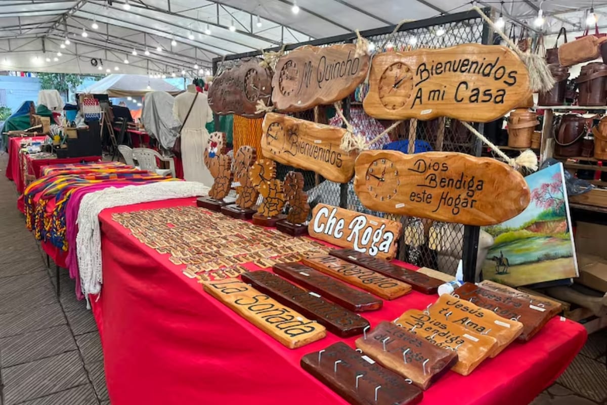 Feria Artesanal por el Día del Folklore