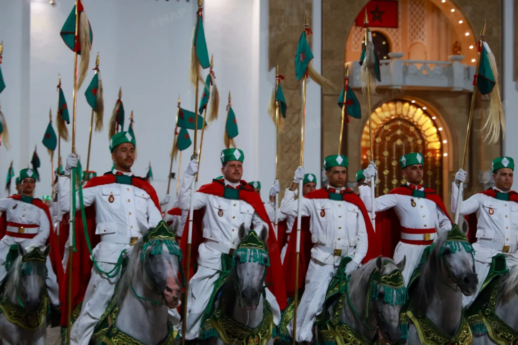 الطواف التقليدي بالمشاعل بمناسبة عيد العرش