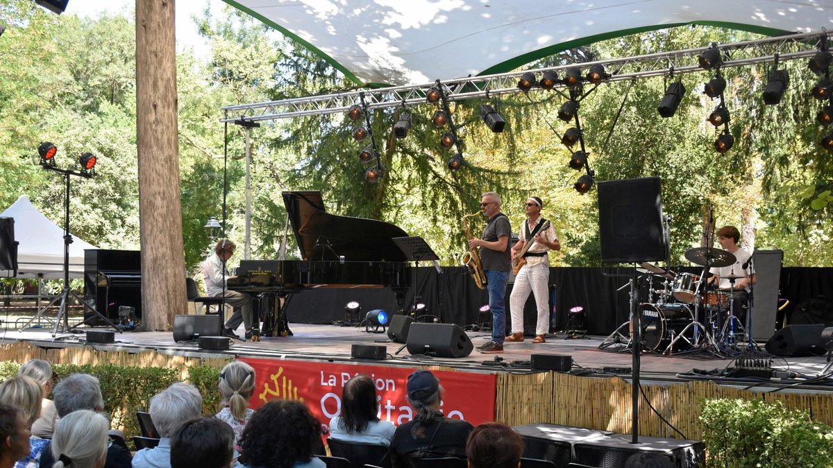 Un piano sous les arbres