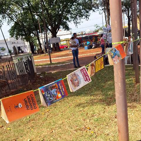 Distribuição gratuita de livros na Praça Ary Coelho