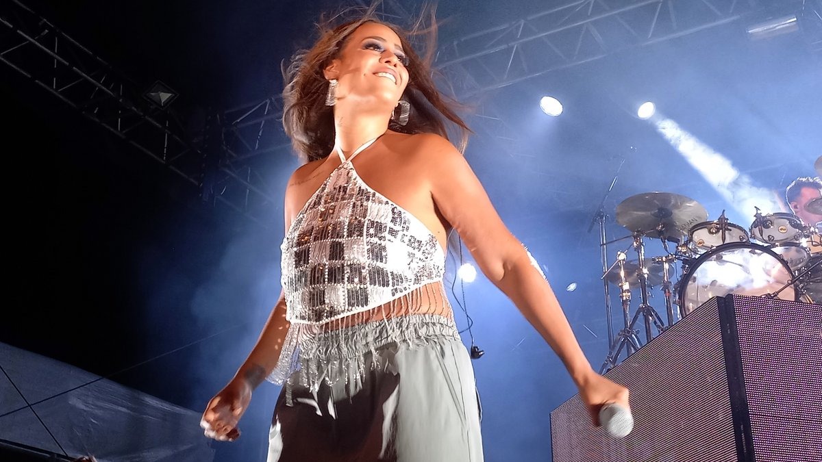 Amel Bent en concert au parc Saint-Cyr