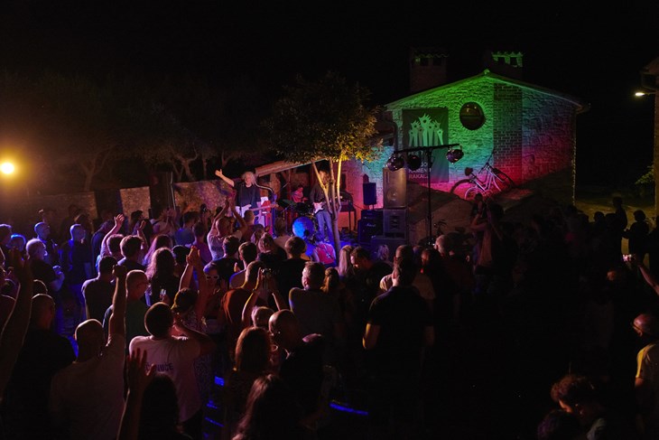 Festival na dragom kamenu