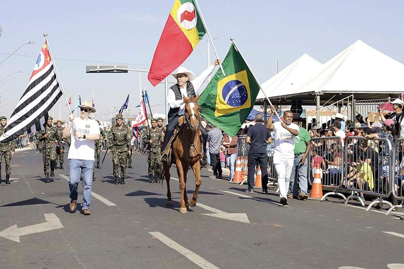 Desfile Cívico e Folclórico em comemoração aos 172 anos de Barretos