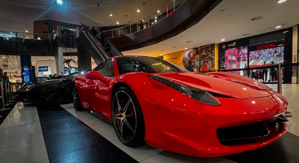 Exposição de carros clássicos e de luxo