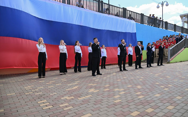 Праздничный концерт ко Дню Государственного флага России
