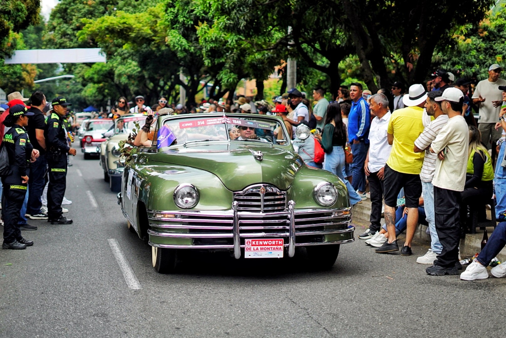 Desfile de Autos Clásicos y Antiguos
