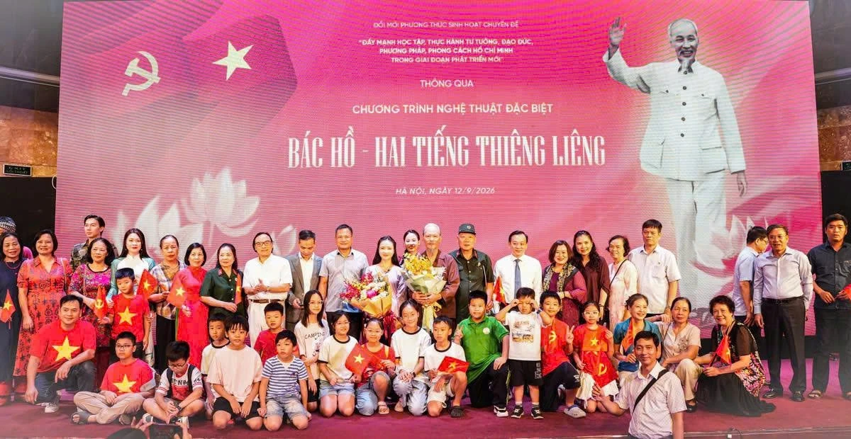 Chương trình nghệ thuật “Bác Hồ-Hai tiếng thiêng liêng”