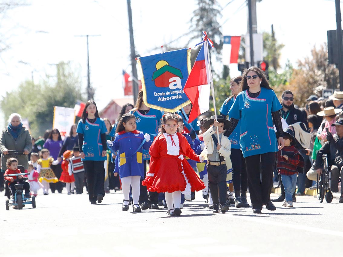 Desfile del Mes de la Patria en Sarmiento