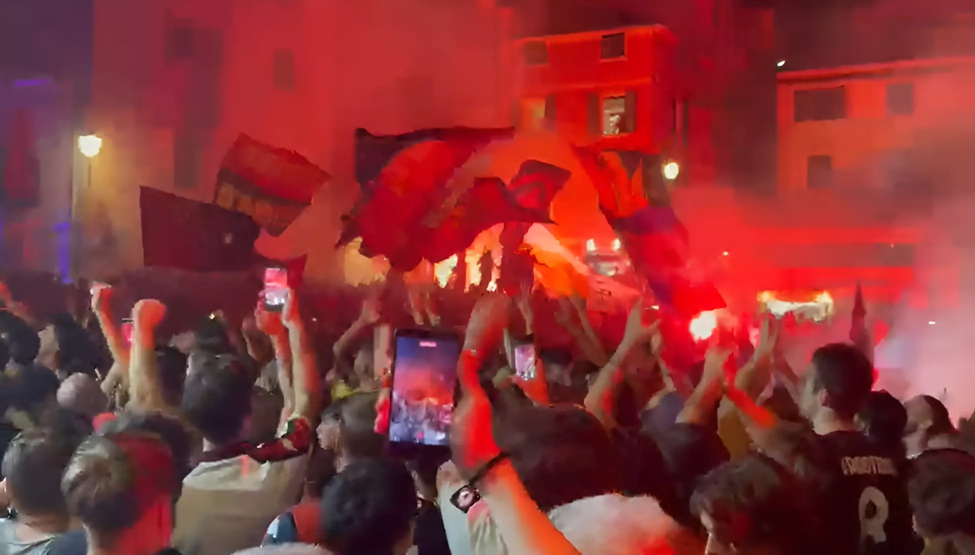 Festa dei tifosi del Genoa per i 133 anni a Boccadasse