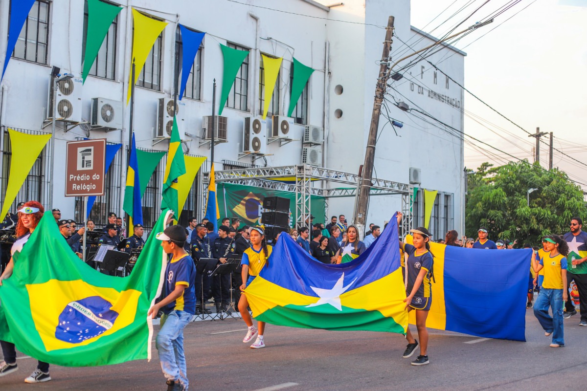 Desfile cívico “Marchando pela Educação”