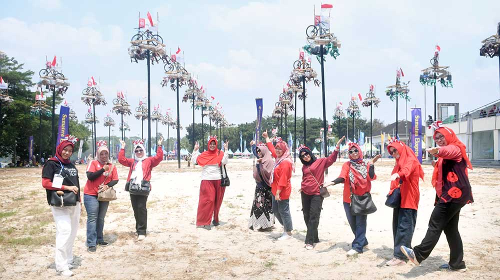 Festival Panjat Pinang Sumeks 2026