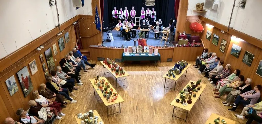 Razstava zdravilnih zelišč, starih čajnikov in izdelkov Društva Lipa