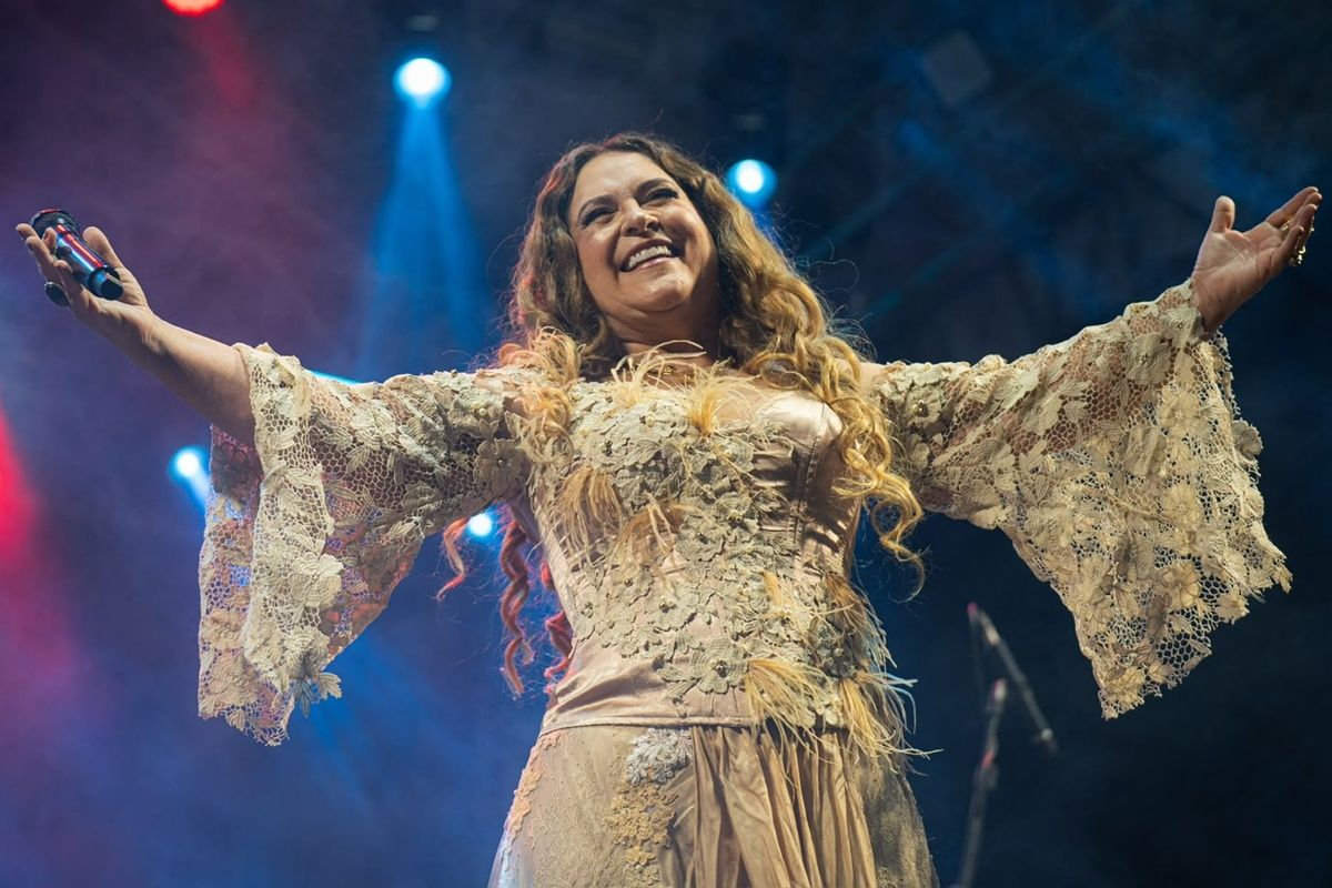 Cuiabá celebra visita de Joăo Paulo II com show de Celina Borges