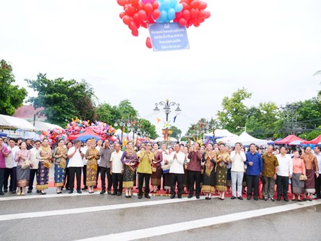 ບຸນຫໍ່ເຂົ້າປະດັບດິນ ແລະ ບຸນຊ່ວງເຮືອ ຫຼວງພະບາງ