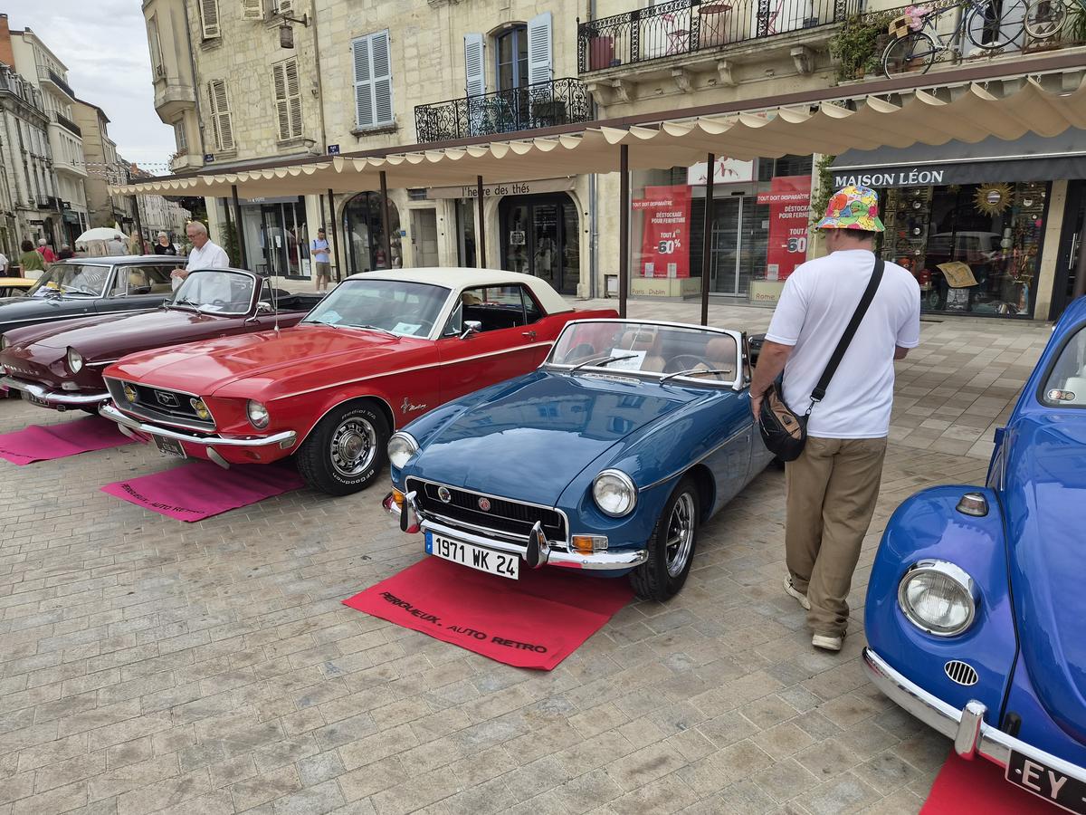 Rassemblement de véhicules d'époque à Périgueux