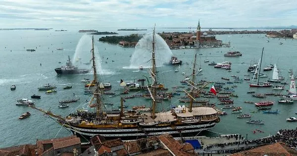 Corteo acqueo e alzaremi per Nave Amerigo Vespucci