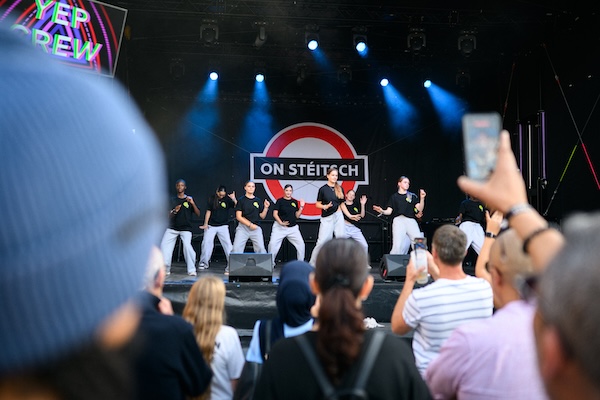 On Stéitsch (On Stage)