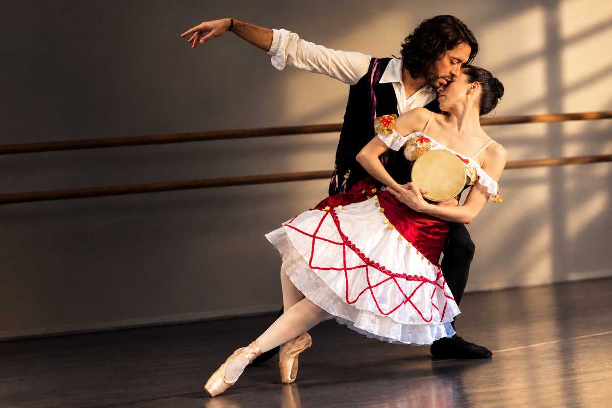 Ballet Livre Adulto: Espetáculo La Esmeralda e Divertissement