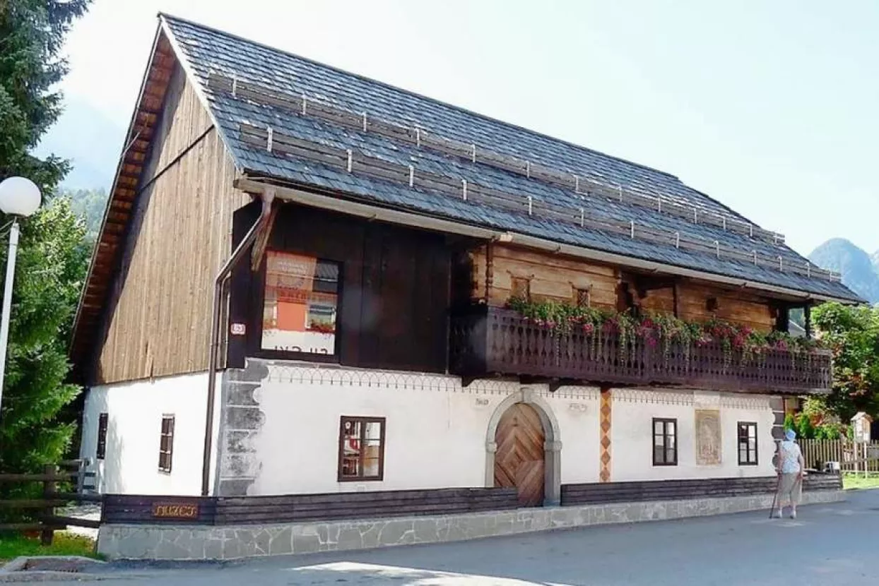 Na kateri le poljani spe globoko zakopani? Vojaška pokopališča in grobovi iz prve svetovne vojne med Kranjsko Goro in Trento