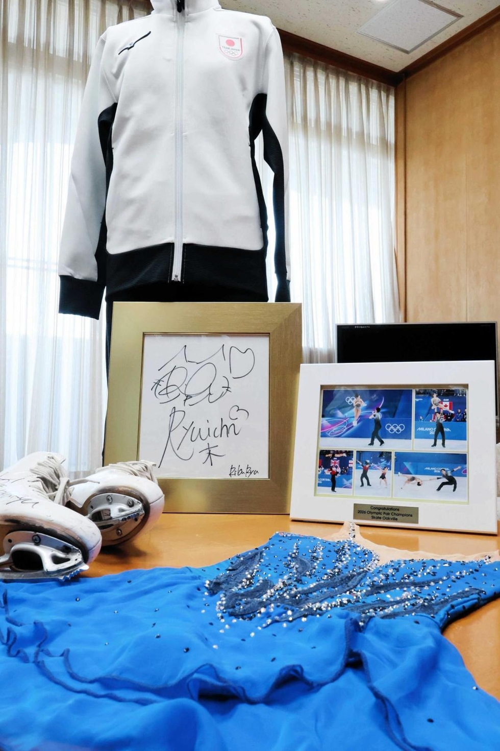 三浦璃来さん寄贈の衣装やスケート靴展示