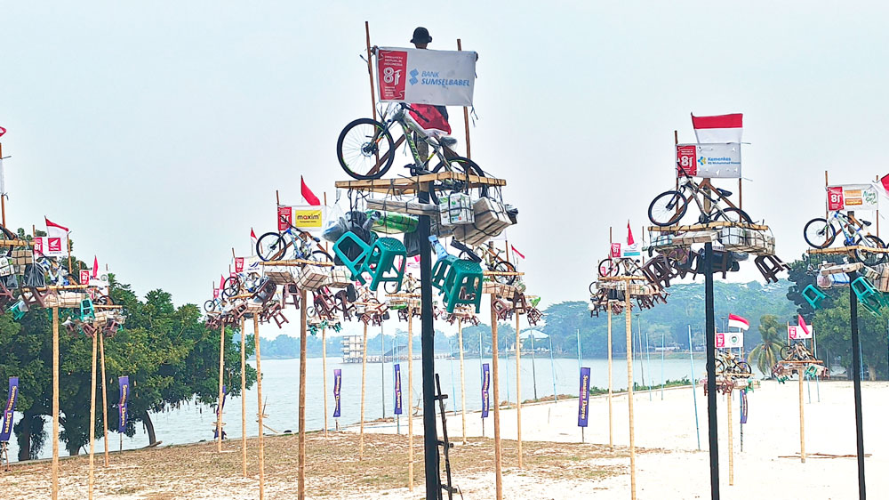 Festival Panjat Pinang Sumeks 2026