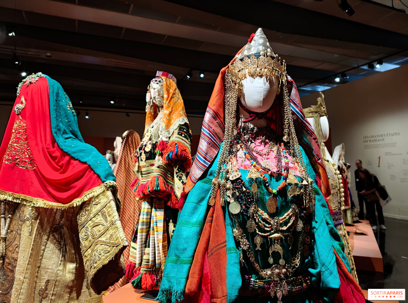 Exposition Vive la mariée ! : robes, traditions et art contemporain